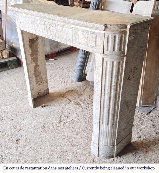 Cheminée de style Louis XVI à coins arrondis et fleur de tournesol sculptée en marbre cristalin Cheminée de style Louis XVI à coins arrondis et fleur de tournesol sculptée en marbre cristalin-5