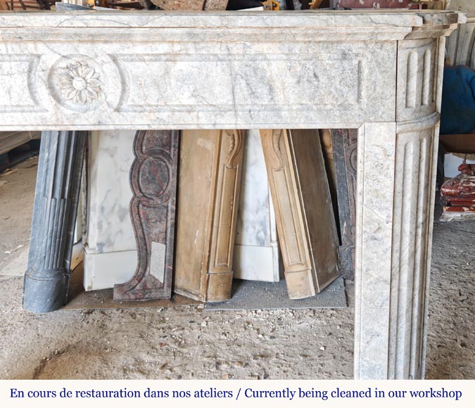 Cheminée de style Louis XVI à coins arrondis et fleur de tournesol sculptée en marbre cristalin Cheminée de style Louis XVI à coins arrondis et fleur de tournesol sculptée en marbre cristalin-6