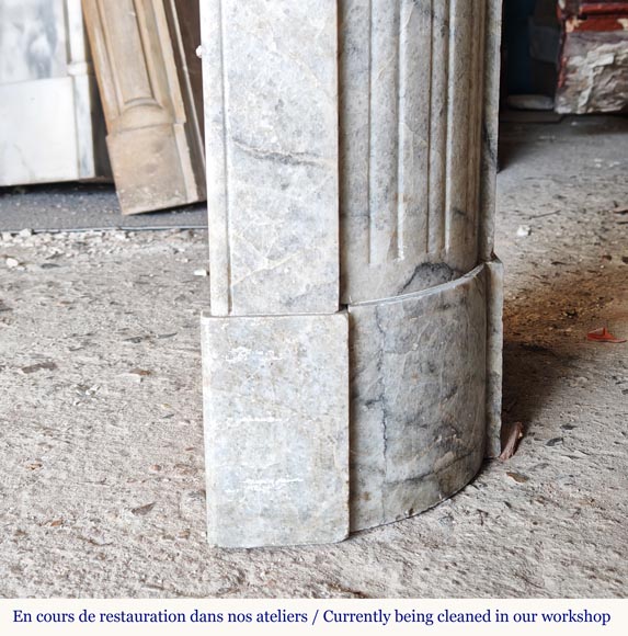 Cheminée de style Louis XVI à coins arrondis et fleur de tournesol sculptée en marbre cristalin Cheminée de style Louis XVI à coins arrondis et fleur de tournesol sculptée en marbre cristalin-7