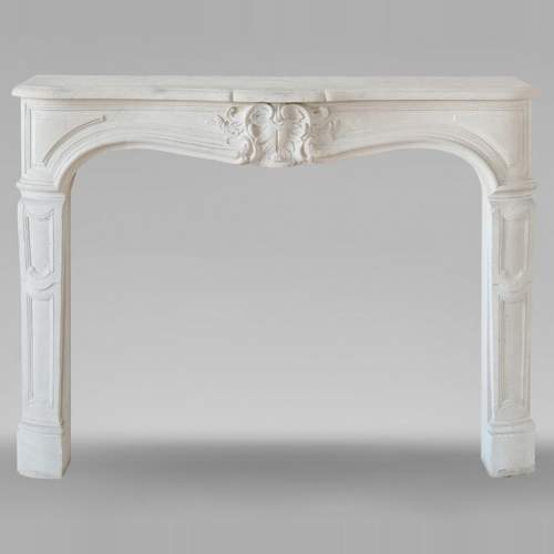 Cheminée de style Louis XV en pierre décorée d'une palmette
