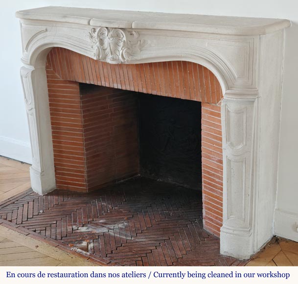 Cheminée de style Louis XV en pierre décorée d'une palmette Cheminée de style Louis XV en pierre décorée d'une palmette-6