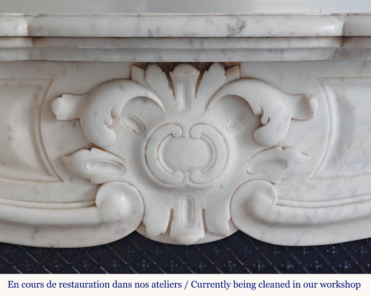 Cheminée de style Louis XV en marbre de Carrare ornée d'une palmette Cheminée de style Louis XV en marbre de Carrare ornée d'une palmette-1