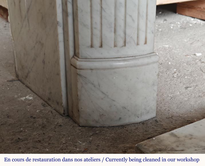 Cheminée de style Louis XVI en marbre de Carrare veiné aux pieds cannelés Cheminée de style Louis XVI en marbre de Carrare veiné aux pieds cannelés-4