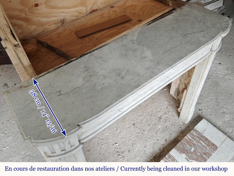 Cheminée de style Louis XVI en marbre de Carrare veiné aux pieds cannelés Cheminée de style Louis XVI en marbre de Carrare veiné aux pieds cannelés-8