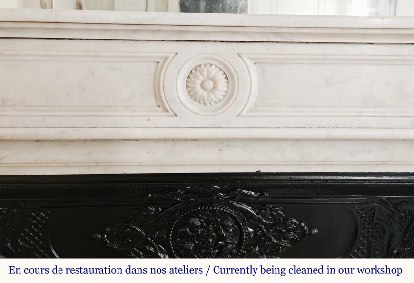 Cheminée de style Louis XVI en marbre de Carrare à ornement fleural et fleur de tournesol Cheminée de style Louis XVI en marbre de Carrare à ornement fleural et fleur de tournesol-1