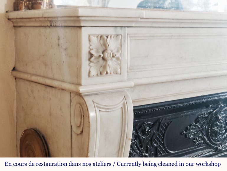 Cheminée de style Louis XVI en marbre de Carrare à ornement fleural et fleur de tournesol Cheminée de style Louis XVI en marbre de Carrare à ornement fleural et fleur de tournesol-3