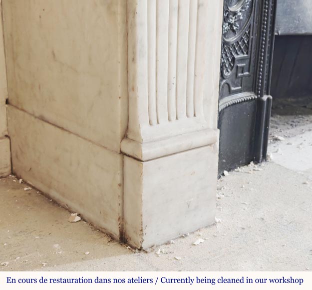 Cheminée de style Louis XVI en marbre de Carrare à ornement fleural et fleur de tournesol Cheminée de style Louis XVI en marbre de Carrare à ornement fleural et fleur de tournesol-4