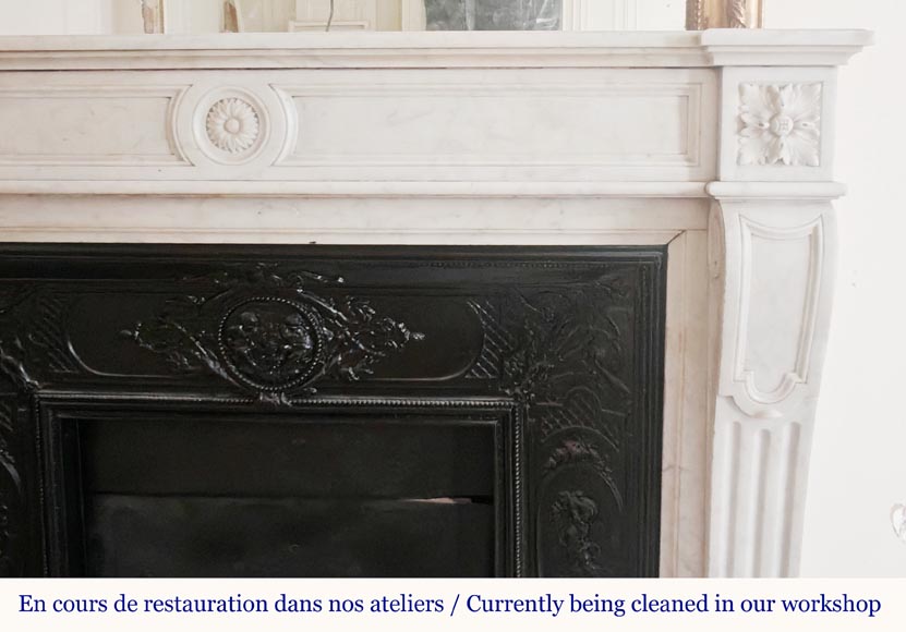 Cheminée de style Louis XVI en marbre de Carrare à ornement fleural et fleur de tournesol Cheminée de style Louis XVI en marbre de Carrare à ornement fleural et fleur de tournesol-6