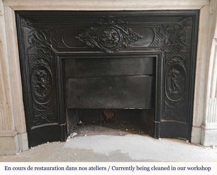 Cheminée de style Louis XVI en marbre de Carrare à ornement fleural et fleur de tournesol Cheminée de style Louis XVI en marbre de Carrare à ornement fleural et fleur de tournesol-8