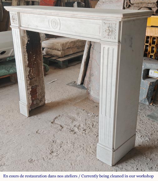 Cheminée de style Louis XVI en marbre demi statuaire ornée d'une fleur de tournesol Cheminée de style Louis XVI en marbre demi statuaire ornée d'une fleur de tournesol-5