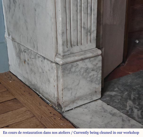 Cheminée de style Louis XVI moulurée en marbre de Carrare veiné Cheminée de style Louis XVI moulurée en marbre de Carrare veiné-4