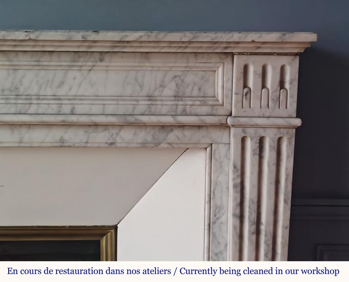 Cheminée de style Louis XVI moulurée en marbre de Carrare veiné Cheminée de style Louis XVI moulurée en marbre de Carrare veiné-6