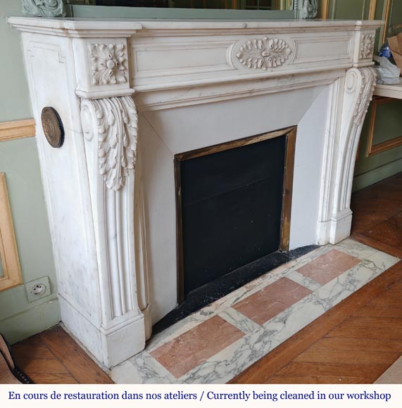 Cheminée de style Louis XVI à feuille d'acanthe sculptée en marbre de Carrare demi statuaire Cheminée de style Louis XVI à feuille d'acanthe sculptée en marbre de Carrare demi statuaire-2