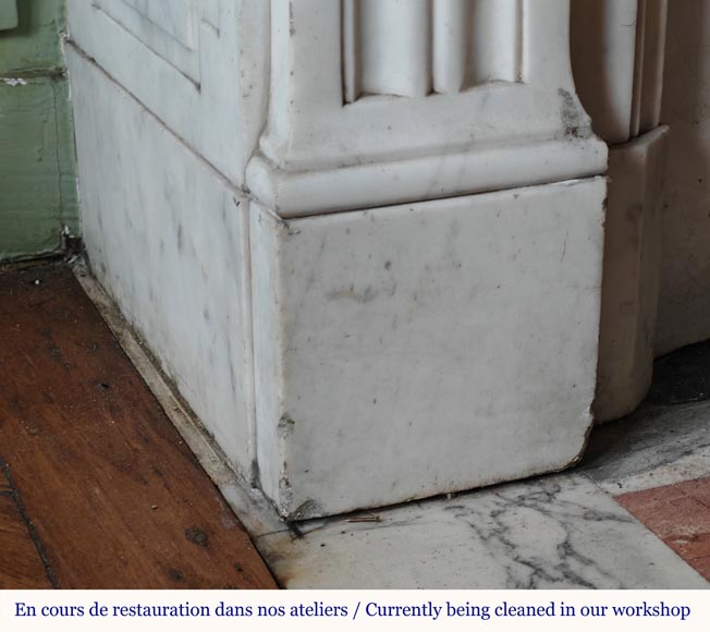 Cheminée de style Louis XVI à feuille d'acanthe sculptée en marbre de Carrare demi statuaire Cheminée de style Louis XVI à feuille d'acanthe sculptée en marbre de Carrare demi statuaire-5