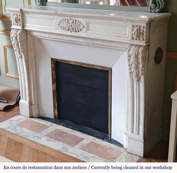 Cheminée de style Louis XVI à feuille d'acanthe sculptée en marbre de Carrare demi statuaire Cheminée de style Louis XVI à feuille d'acanthe sculptée en marbre de Carrare demi statuaire-6