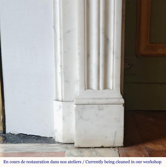 Cheminée de style Louis XVI à feuille d'acanthe sculptée en marbre de Carrare demi statuaire Cheminée de style Louis XVI à feuille d'acanthe sculptée en marbre de Carrare demi statuaire-8