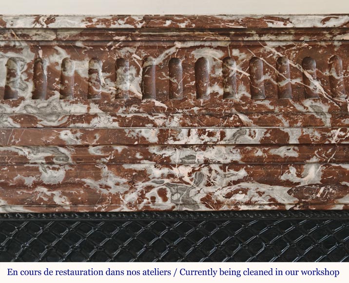 Cheminée de style Louis XIV à acrotère en marbre Rouge du Nord Cheminée de style Louis XIV à acrotère en marbre Rouge du Nord-1