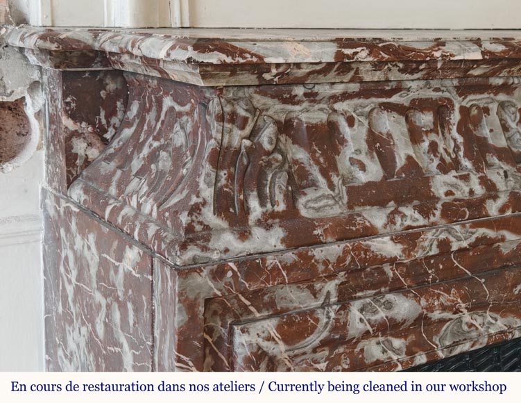 Cheminée de style Louis XIV à acrotère en marbre Rouge du Nord Cheminée de style Louis XIV à acrotère en marbre Rouge du Nord-3