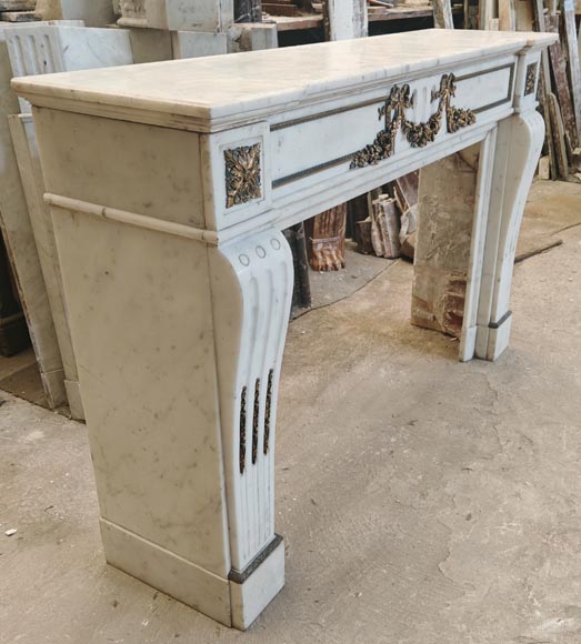 Cheminée de style Louis XVI en marbre demi statuaire décorée de guirlandes de bronze Cheminée de style Louis XVI en marbre demi statuaire décorée de guirlandes de bronze-3