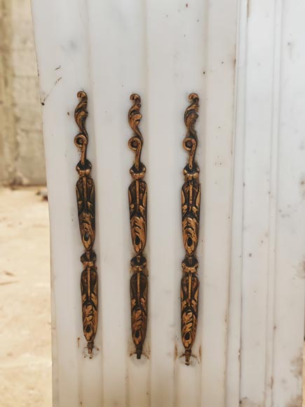 Cheminée de style Louis XVI en marbre demi statuaire décorée de guirlandes de bronze Cheminée de style Louis XVI en marbre demi statuaire décorée de guirlandes de bronze-5