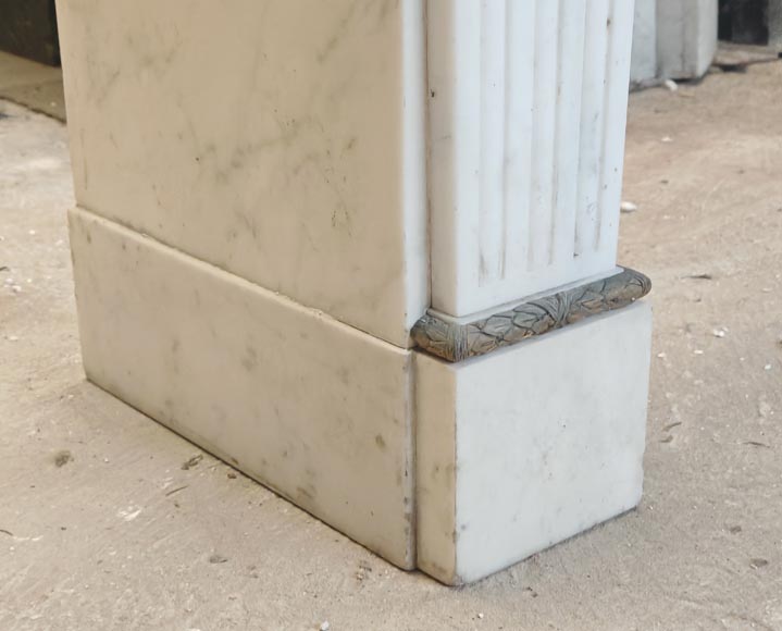 Cheminée de style Louis XVI en marbre demi statuaire décorée de guirlandes de bronze Cheminée de style Louis XVI en marbre demi statuaire décorée de guirlandes de bronze-6