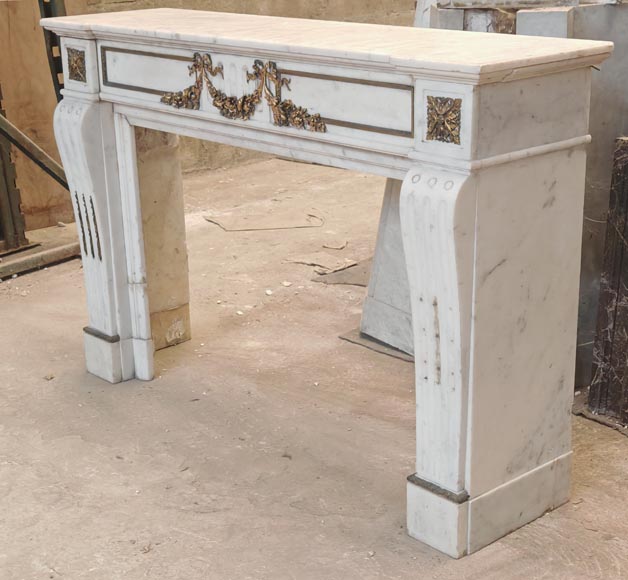 Cheminée de style Louis XVI en marbre demi statuaire décorée de guirlandes de bronze Cheminée de style Louis XVI en marbre demi statuaire décorée de guirlandes de bronze-7