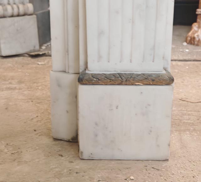 Cheminée de style Louis XVI en marbre demi statuaire décorée de guirlandes de bronze Cheminée de style Louis XVI en marbre demi statuaire décorée de guirlandes de bronze-9