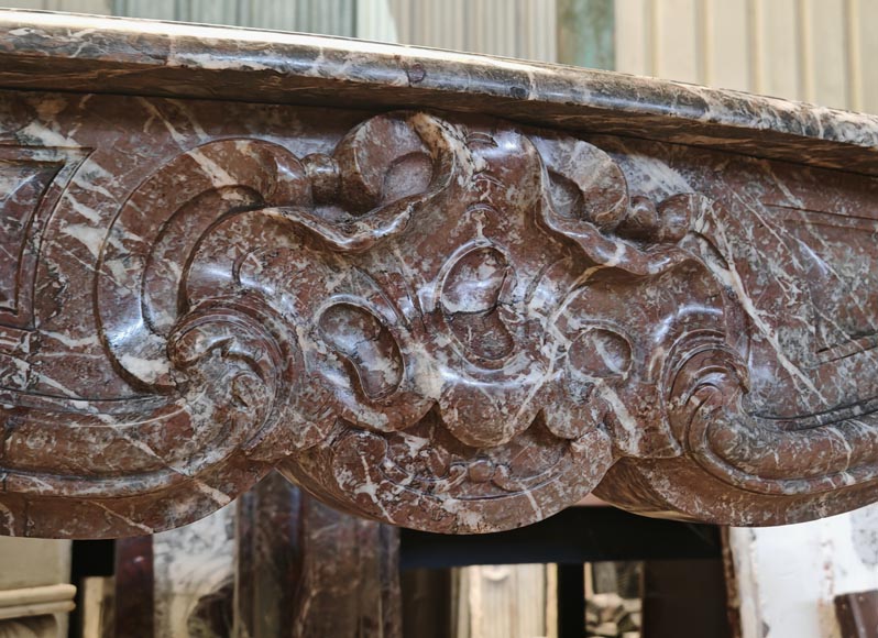 Cheminée de style Louis XV en marbre Rouge Royal décorée d'une coquille asymétrique Cheminée de style Louis XV en marbre Rouge Royal décorée d'une coquille asymétrique-2