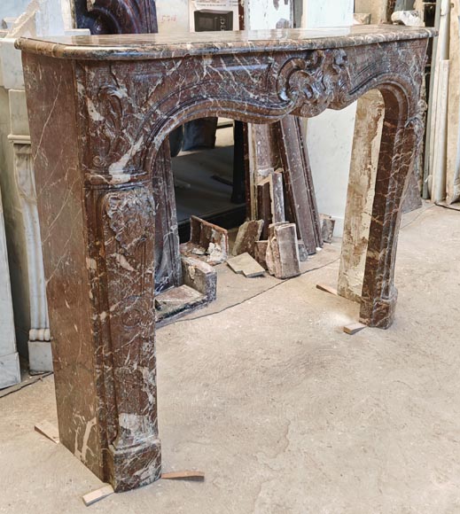 Cheminée de style Louis XV en marbre Rouge Royal décorée d'une coquille asymétrique Cheminée de style Louis XV en marbre Rouge Royal décorée d'une coquille asymétrique-3