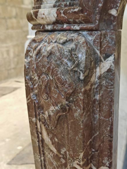 Cheminée de style Louis XV en marbre Rouge Royal décorée d'une coquille asymétrique Cheminée de style Louis XV en marbre Rouge Royal décorée d'une coquille asymétrique-5