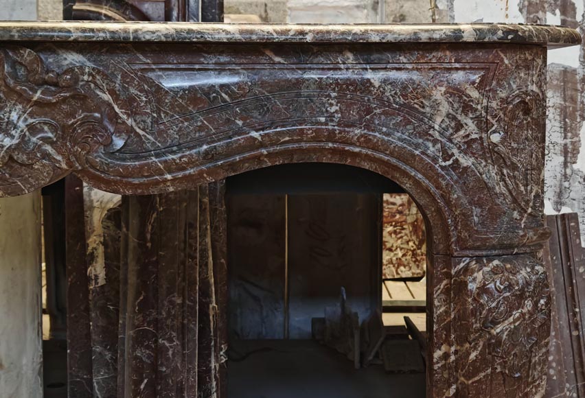 Cheminée de style Louis XV en marbre Rouge Royal décorée d'une coquille asymétrique Cheminée de style Louis XV en marbre Rouge Royal décorée d'une coquille asymétrique-8