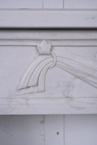 Petite cheminée de style Louis XVI au drapé sculptée en marbre de carrare Petite cheminée de style Louis XVI au drapé sculptée en marbre de carrare-2