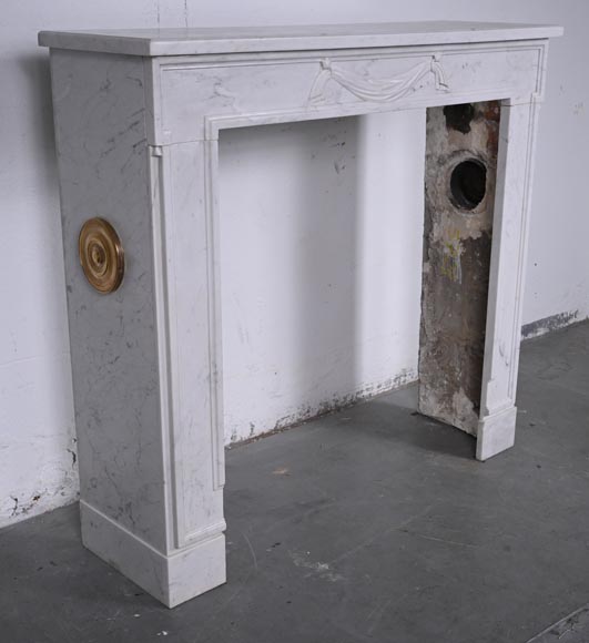 Petite cheminée de style Louis XVI au drapé sculptée en marbre de carrare Petite cheminée de style Louis XVI au drapé sculptée en marbre de carrare-3