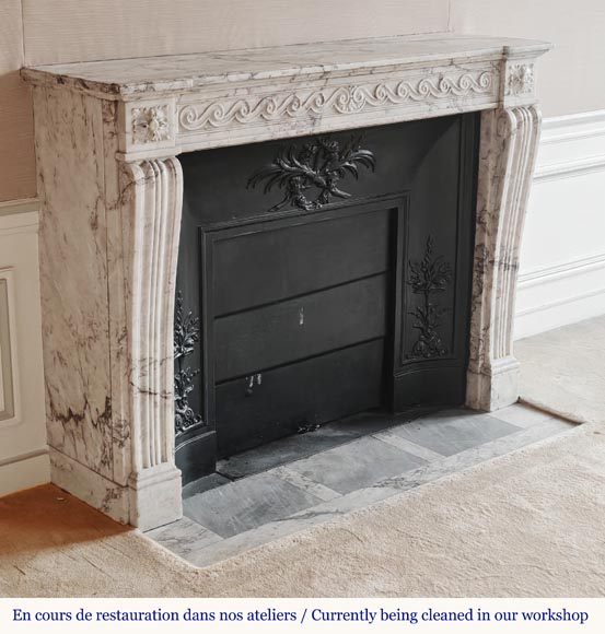 Cheminée de style Louis XVI décorée d'une frise à la grecque sculptée en onyx Cheminée de style Louis XVI décorée d'une frise à la grecque sculptée en onyx-4
