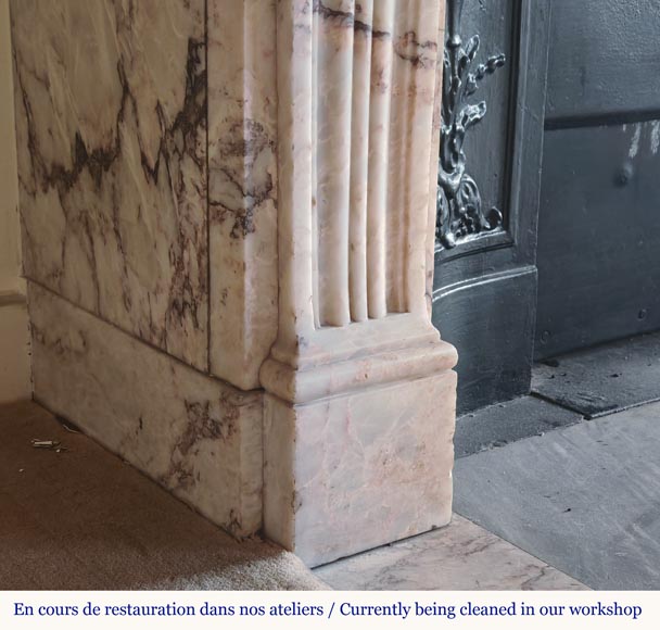 Cheminée de style Louis XVI décorée d'une frise à la grecque sculptée en onyx Cheminée de style Louis XVI décorée d'une frise à la grecque sculptée en onyx-6