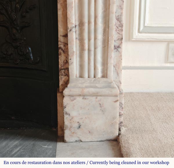 Cheminée de style Louis XVI décorée d'une frise à la grecque sculptée en onyx Cheminée de style Louis XVI décorée d'une frise à la grecque sculptée en onyx-9