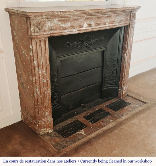 Cheminée galbée de style Louis XVI en marbre rouge du Nord Cheminée galbée de style Louis XVI en marbre rouge du Nord-2