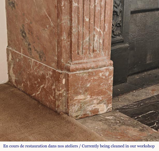 Cheminée galbée de style Louis XVI en marbre rouge du Nord Cheminée galbée de style Louis XVI en marbre rouge du Nord-4