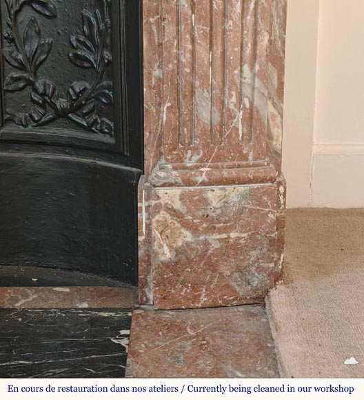 Cheminée galbée de style Louis XVI en marbre rouge du Nord Cheminée galbée de style Louis XVI en marbre rouge du Nord-7