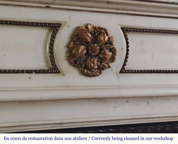 Cheminée de style Louis XVI galbée à demi colonnes sculptée en marbre demi statuaire au décor de bronze Cheminée de style Louis XVI galbée à demi colonnes sculptée en marbre demi statuaire au décor de bronze-2