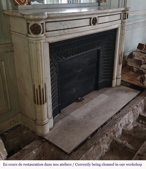 Cheminée de style Louis XVI galbée à demi colonnes sculptée en marbre demi statuaire au décor de bronze Cheminée de style Louis XVI galbée à demi colonnes sculptée en marbre demi statuaire au décor de bronze-3