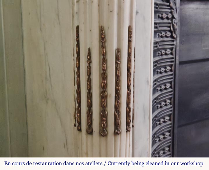 Cheminée de style Louis XVI galbée à demi colonnes sculptée en marbre demi statuaire au décor de bronze Cheminée de style Louis XVI galbée à demi colonnes sculptée en marbre demi statuaire au décor de bronze-5