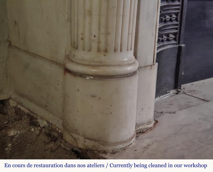 Cheminée de style Louis XVI galbée à demi colonnes sculptée en marbre demi statuaire au décor de bronze Cheminée de style Louis XVI galbée à demi colonnes sculptée en marbre demi statuaire au décor de bronze-6