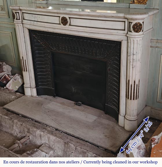 Cheminée de style Louis XVI galbée à demi colonnes sculptée en marbre demi statuaire au décor de bronze Cheminée de style Louis XVI galbée à demi colonnes sculptée en marbre demi statuaire au décor de bronze-8