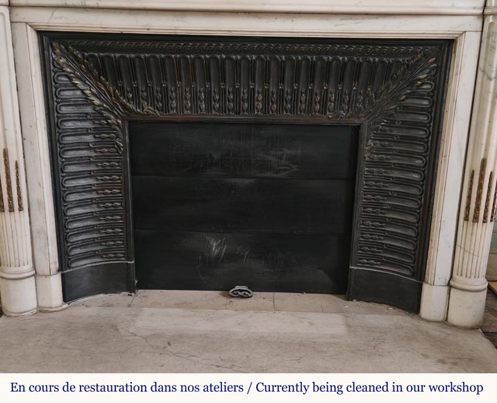 Cheminée de style Louis XVI galbée à demi colonnes sculptée en marbre demi statuaire au décor de bronze Cheminée de style Louis XVI galbée à demi colonnes sculptée en marbre demi statuaire au décor de bronze-11