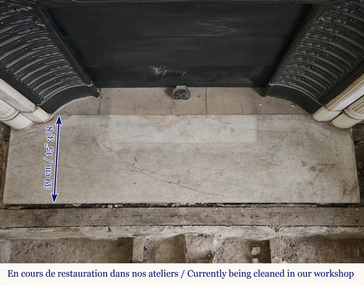 Cheminée de style Louis XVI galbée à demi colonnes sculptée en marbre demi statuaire au décor de bronze Cheminée de style Louis XVI galbée à demi colonnes sculptée en marbre demi statuaire au décor de bronze-12