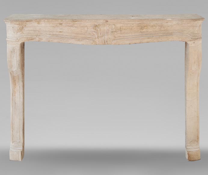 Cheminée bourguignone d'époque Louis XV sculptée en pierre décorée d'une palmette Cheminée bourguignone d'époque Louis XV sculptée en pierre décorée d'une palmette-0