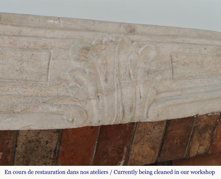 Cheminée bourguignone d'époque Louis XV sculptée en pierre décorée d'une palmette Cheminée bourguignone d'époque Louis XV sculptée en pierre décorée d'une palmette-2