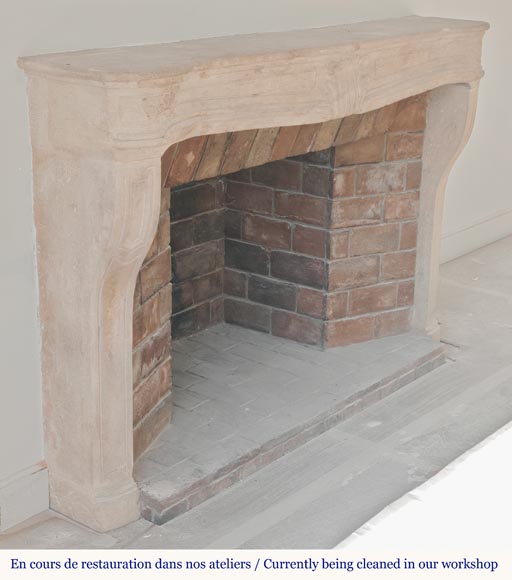 Cheminée bourguignone d'époque Louis XV sculptée en pierre décorée d'une palmette Cheminée bourguignone d'époque Louis XV sculptée en pierre décorée d'une palmette-3