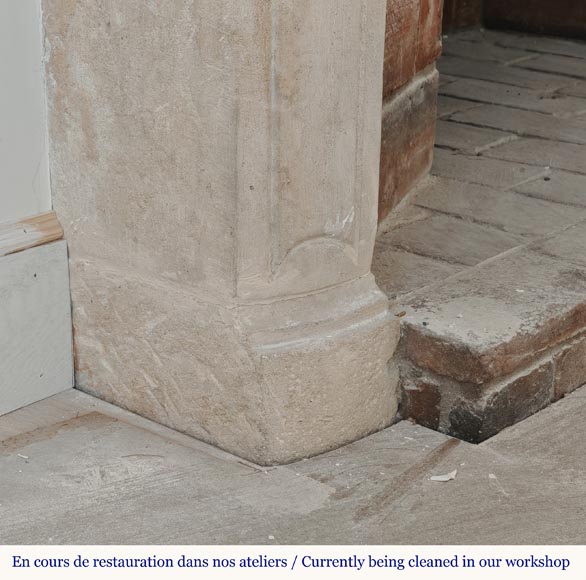 Cheminée bourguignone d'époque Louis XV sculptée en pierre décorée d'une palmette Cheminée bourguignone d'époque Louis XV sculptée en pierre décorée d'une palmette-5